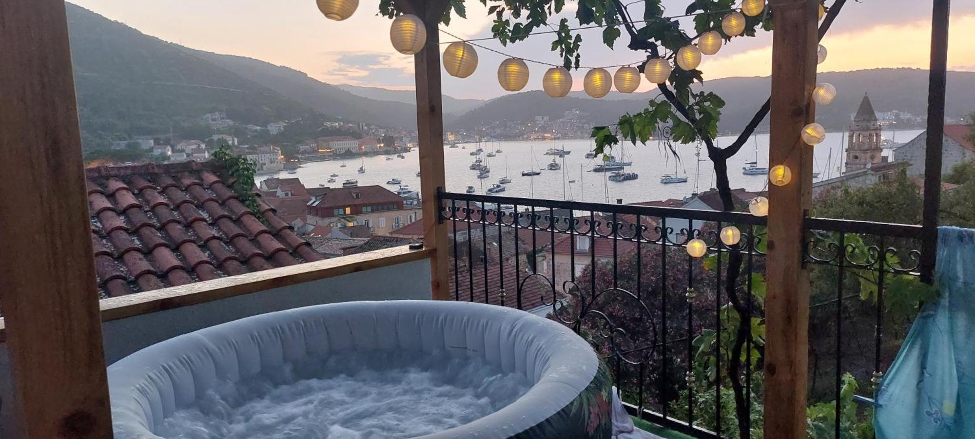 Апартаменты Panoramic View With Jacuzzi Вис Экстерьер фото